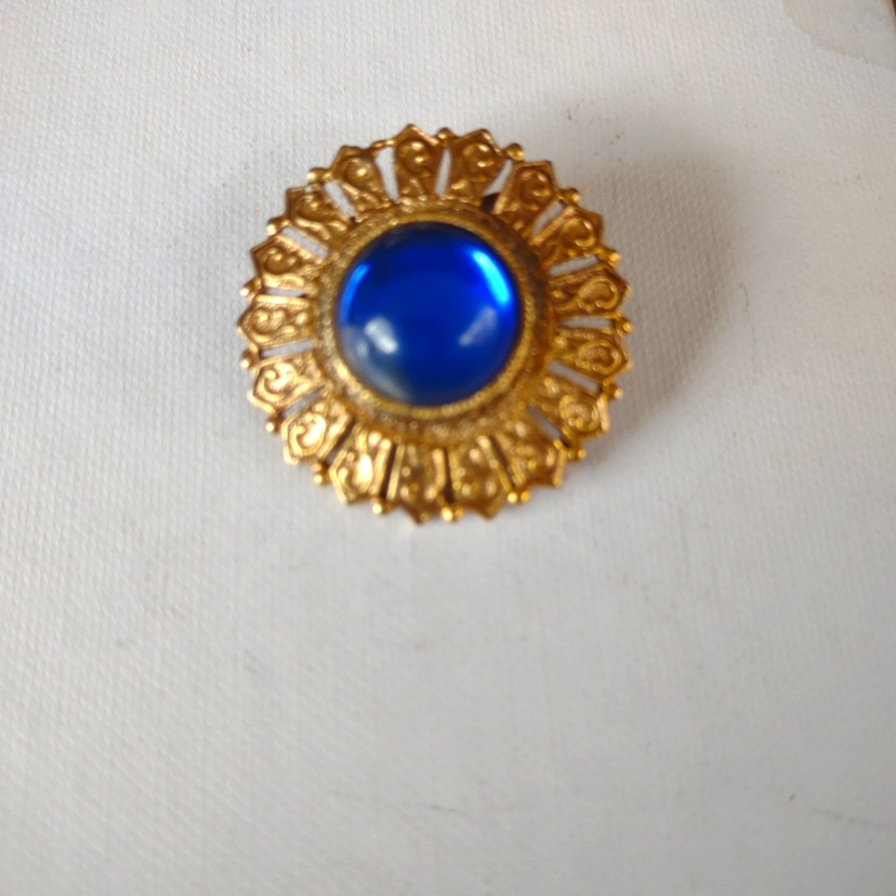 A beautiful art deco pin. I've searched for another, even of another color & No!
